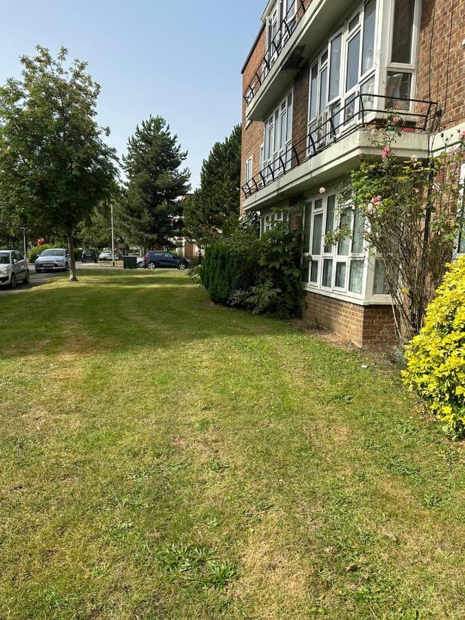 Spacious 2 Bed Flat Barking  Buitenkant foto